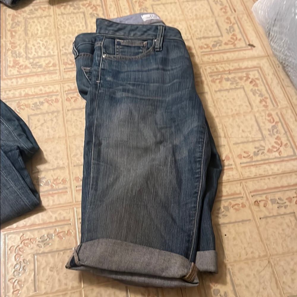 Lot of 3 women’s gap jeans. One NWT, one long shorts - Picture 3 of 5